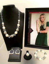 Load image into Gallery viewer, Fiercely 5th Avenue October 2018